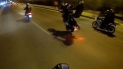 Motosikletli magandanın tek teker kazası kamerada