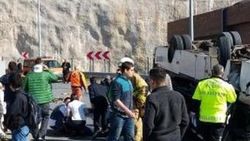 Down sendromlu çocukları taşıyan minibüs devrildi