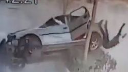 Takla atan araçtan fırladı