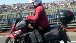 Cep telefonuyla tehlikeli motosiklet yolculuğu
