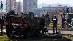 Minibüs ile otomobil kafa kafaya çarpıştı: 1 ölü, 7 yaralı