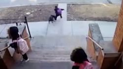 Çocuklara saldıran pitbullu süpürgeyle kovaladı