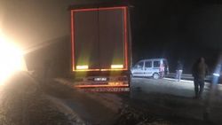 8 tır buzlanan yolda kaza yaptı