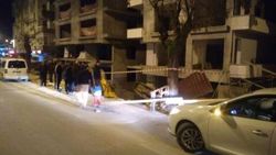 Kaldırım çöktü park halindeki iş makinesi devrildi