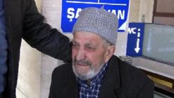 Tespih satan yaşlı adama vuran kişiye cemaatten tepki