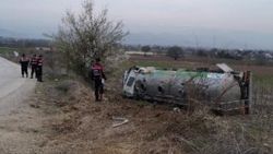Devrilen kamyonun tankerindeki 20 ton süt tarlaya döküldü