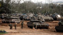 İsrail Gazze yakınlarına tank yığdı