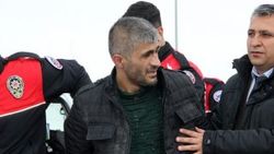 Boşanmak için adliyeye giden karısını vurdu