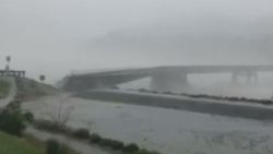 Yeni Zelanda'da sel suları köprüyü yok etti