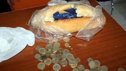 Dilendikleri parayı ekmek arasına sakladılar