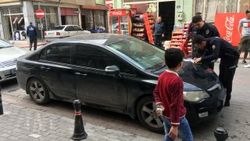 Yakalaması bulunan otomobili kedi ele verdi