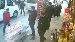 Değnekçi, sokak ortasında esnafı bıçakla kovaladı