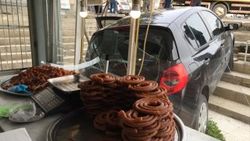 El freni çekilmeyen otomobil dükkana girdi