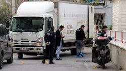Yoldan geçemeyen baba ve oğlunu bıçakladı