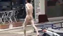 Çevresine aldırmadan çırılçıplak dolaştı