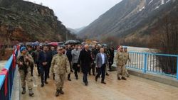 Köylünün 60 yıllık köprü hayalini Vali Sonel gerçekleştirdi