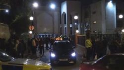 Londra'da polis zanlıları yakalamak için camiye girdi