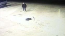 Tartıştığı eşini herkesin gözü önüne aşağıya attı