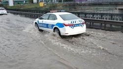 Köprü üzeri göle döndü, araçlar ilerleyemedi
