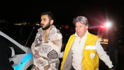 Adana'da virajı alamayan sürücü aracıyla göle düştü