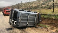 Gölbaşı’nda hafif ticari araç yan yattı: 4 Yaralı