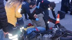 Taksinin kapısını aniden açan yolcu, kuryeyi yaraladı