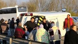 Lastiği patlayan minibüs devrildi: 17 yaralı