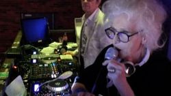 Polonya'da DJ'lik yapan 80'lik nine