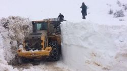 Hakkari Şırnak yoluna çığ düştü, Mehmetçik kucak açtı