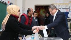 Ahmet Davutoğlu Göktürk'te oy verdi