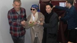 Fatma Girik hasta yatağından kalkıp oy kullandı