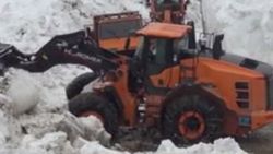 Köy yoluna çığ düştü, oy vermeye gidenler mahsur kaldı