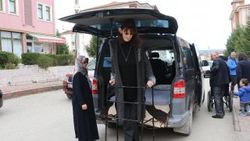 Seçim günü dünyanın en uzun genç kızı dikkat çekti