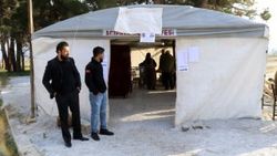 Deprem bölgesinde oylar çadırda kullanılmaya başlandı
