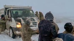 Ekipler kar ve tipide vatandaşları sandığa götürdü