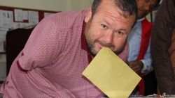 Kolları olmayan engelli ağzıyla oy attı
