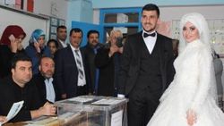 Gelin ve damat salondan önce sandığa gitti