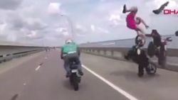 Motosikletteki arkadaşını izlerken kaza yaptı