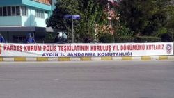 Jandarmadan polise pankartlı jest