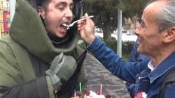 Gazetecilerden polislere sürpriz kutlama