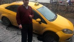 Çöken çukur taksiyi hasara uğrattı