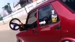 Araç kullanırken direksiyonu söktü