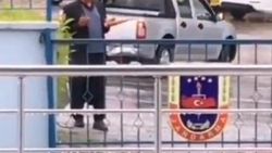 Jandarma karakolunun kapısında dua eden yaşlı adam