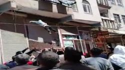Balkondan düşen çocuğu havada tuttular