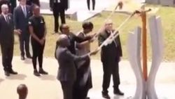 AB Komisyonu Başkanı Juncker Ruanda First Lady'sini yakıyordu