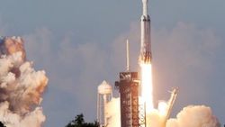 Falcon Heavy roketi fırlatıldıktan sonra Dünya'ya geri indi