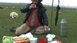 Kar hapsinden kurtulan çobanın mutluluğu