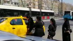 Kısa mesafe pazarlığı yapan taksiciler kamerada