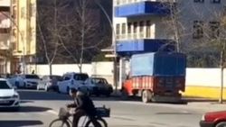 Malatya'da bozulan aracını bisikletle çekti