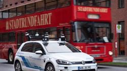 Volkswagen sürücüsüz araçlarını Almanya sokaklarında test ediyor